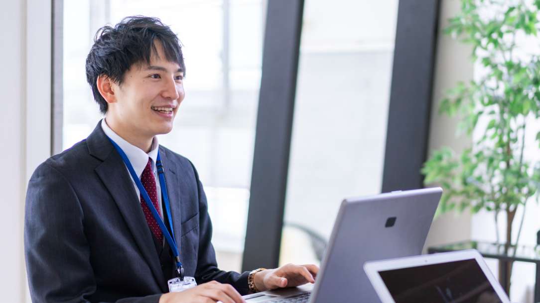 笑顔の男性